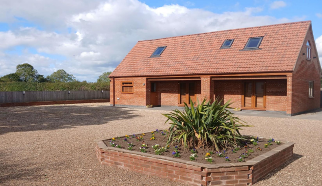2 bed property, in Long Lane, £580,000