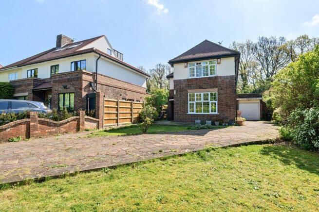 4 bed property, in Forsyte Crescent, £950,000