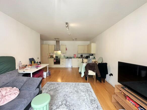 2 bed property, in Queens Road, £260,000