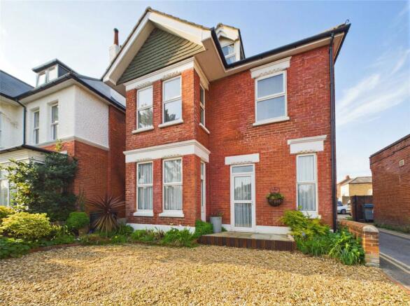 6 bed property, in Grand Avenue, £899,950