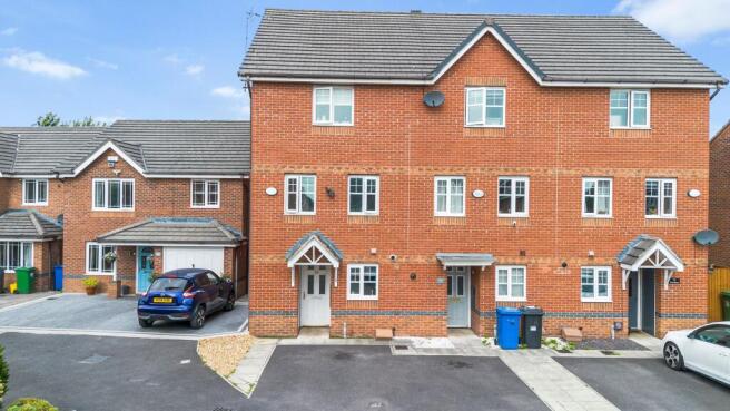 3 bed property, in Snowberry Crescent, £240,000