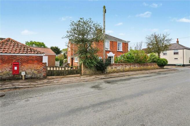 3 bed property, in Chapelfield, £450,000