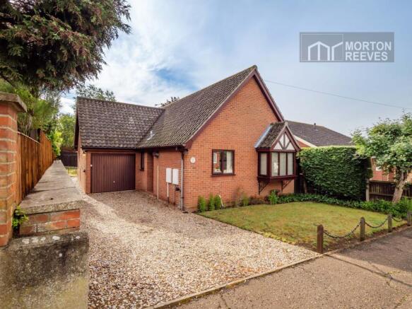 2 bed property, in St. Andrews Avenue, £300,000