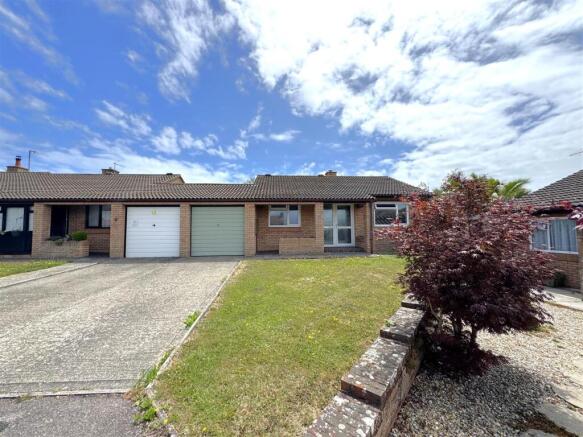 2 bed property, in Winchester Close, £300,000