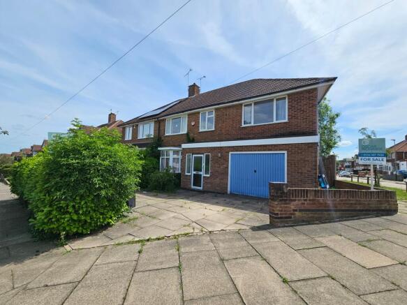 4 bed property, in Downing Drive, £350,000