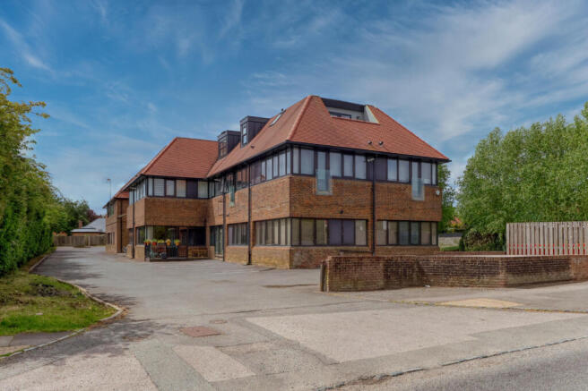 1 bed property, in Oxford Road, £180,000
