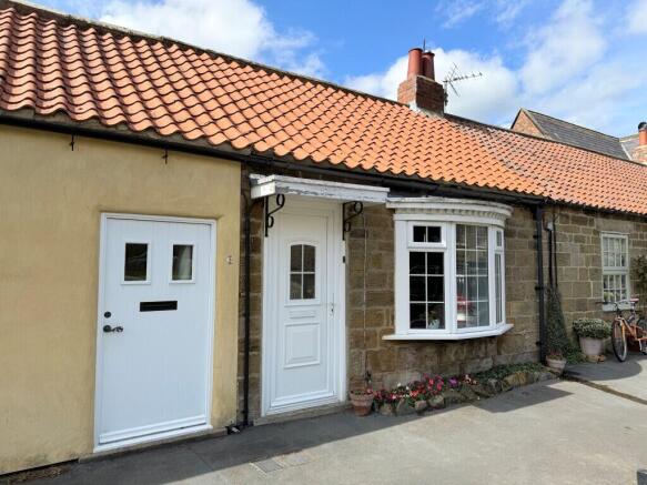 2 bed property, in Church Lane, £200,000