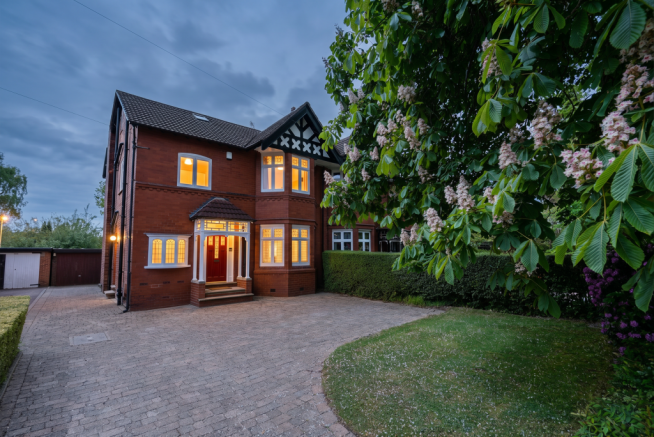 5 bed property, in Hill Top Avenue, £860,000
