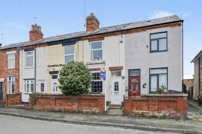2 bed property, in Birchwood Avenue, £159,995