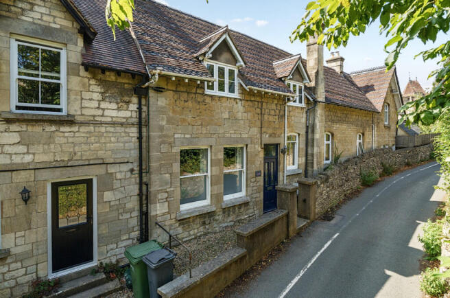 4 bed property, in Kingscourt Lane, £600,000