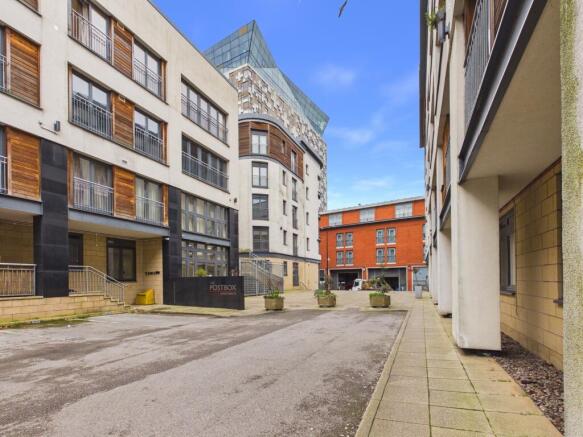 2 bed property, in Upper Marshall Street, £125,000