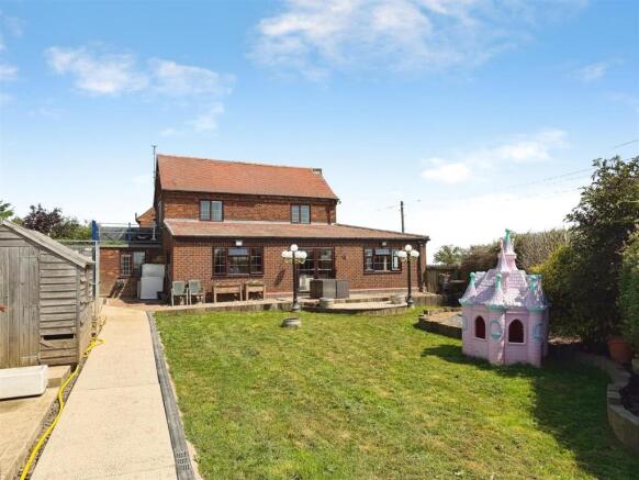 2 bed property, in Gainsborough Road, £400,000