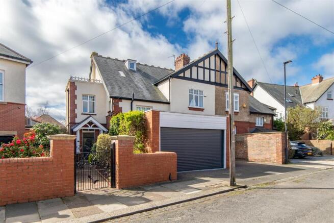 5 bed property, in Northumberland Avenue, £825,000