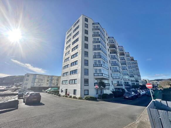 2 bed property, in Kings Court, £130,000