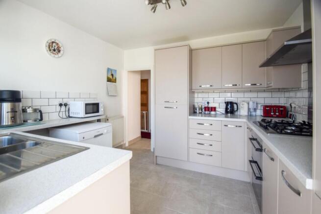 2 bed property, in Lower Woodlands Road, £390,000