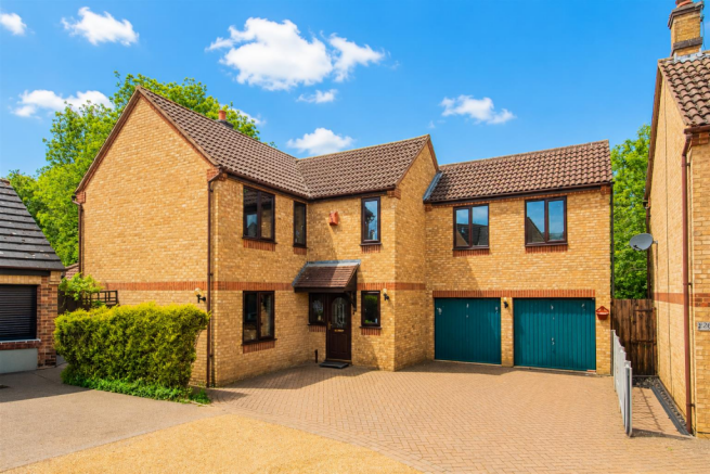5 bed property, in Troon Crescent, £440,000