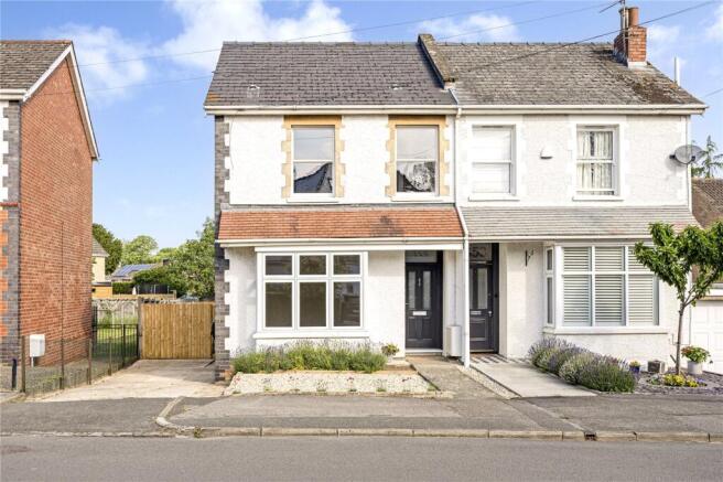 3 bed property, in Old Bath Road, £795,000