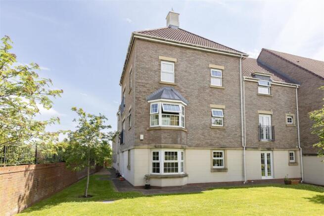 2 bed property, in Anderton Crescent, £129,995