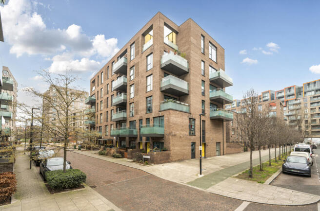 1 bed property, in Billinghurst Way, £425,000