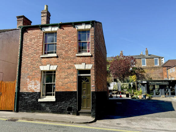 2 bed property, in 108 Upgate Louth LN11 9HG, £130,000
