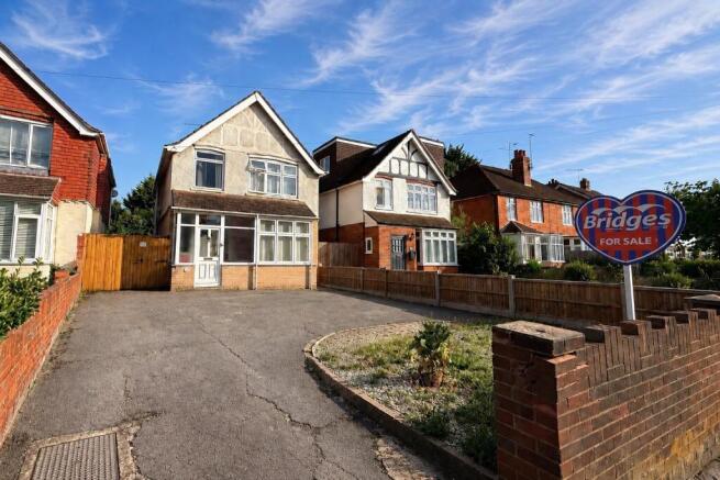 3 bed property, in Cove Road, £425,000