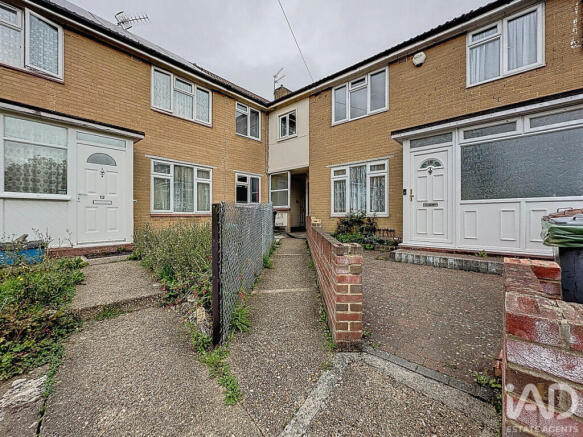 2 bed property, in Honeywood Close, £200,000