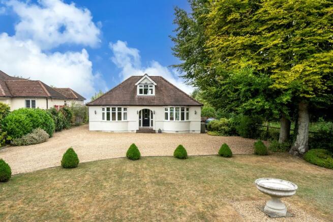 3 bed property, in Tring Hill, £650,000