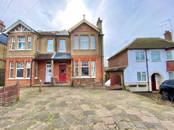 4 bed property, in Park Road, £825,000