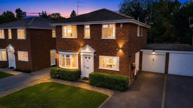 4 bed property, in Lenham Close, £700,000