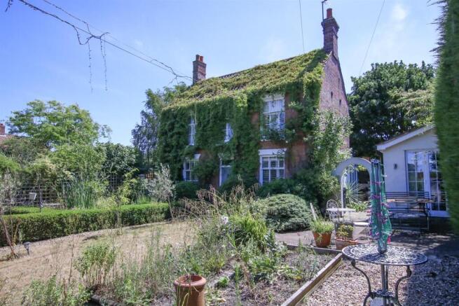 4 bed property, in Fairfield Road, £450,000