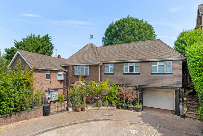 6 bed property, in Oakleigh Park Avenue, £1,750,000