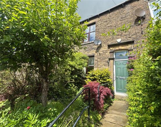 2 bed property, in Huddersfield Road, £200,000