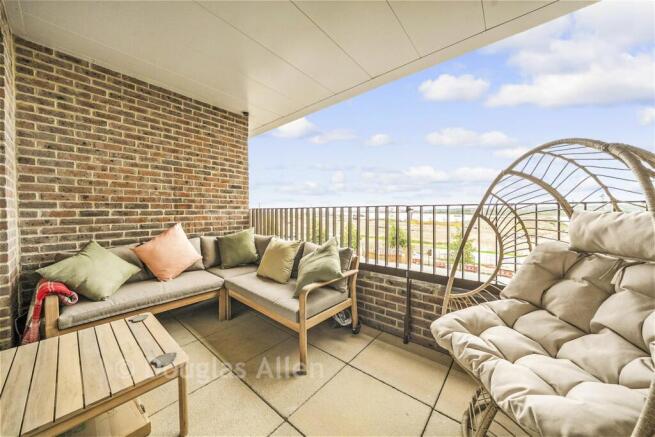 1 bed property, in Kings Hill, £250,000