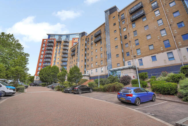 2 bed property, in Hanover Avenue, £420,000
