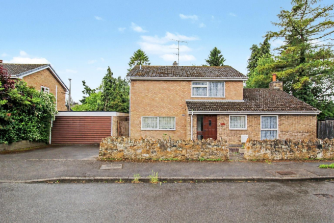 4 bed property, in Roman Way, £325,000