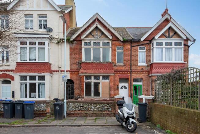 4 bed property, in Warwick Gardens, £340,000
