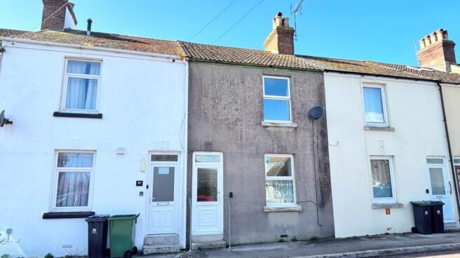2 bed property, in Clarence Road, £190,000