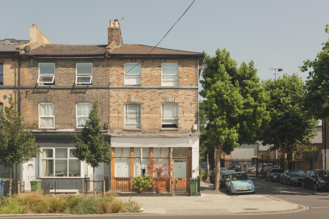 2 bed property, in Camberwell Station Road, £725,000