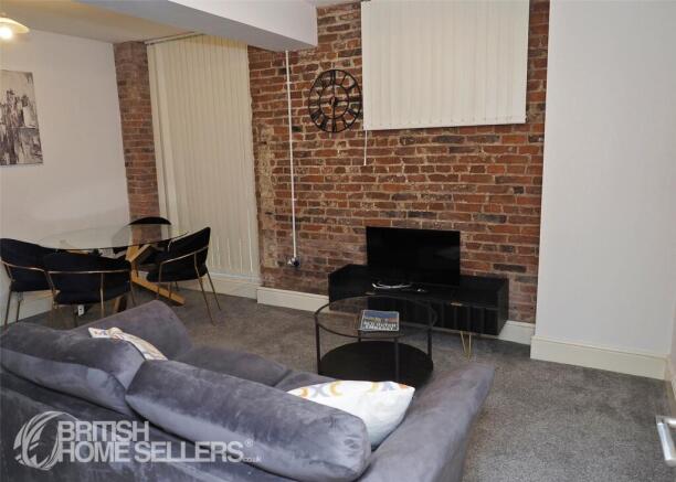 1 bed property, in High Street, £120,000