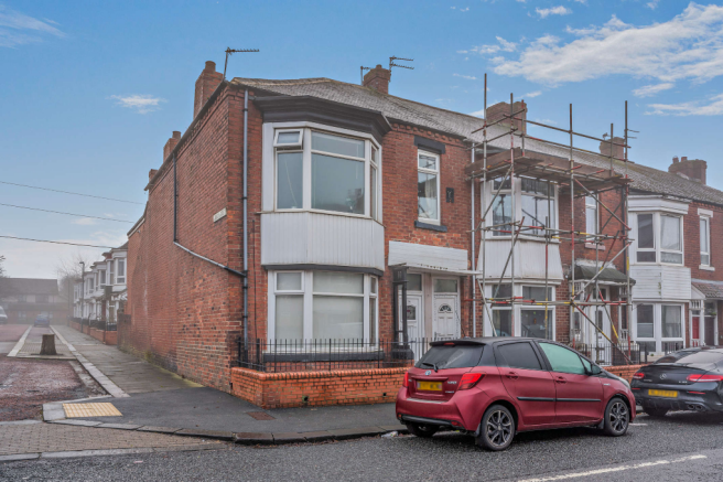 2 bed property, in Dean Road, £80,000