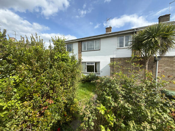 5 bed property, in Tennyson Close, £325,000