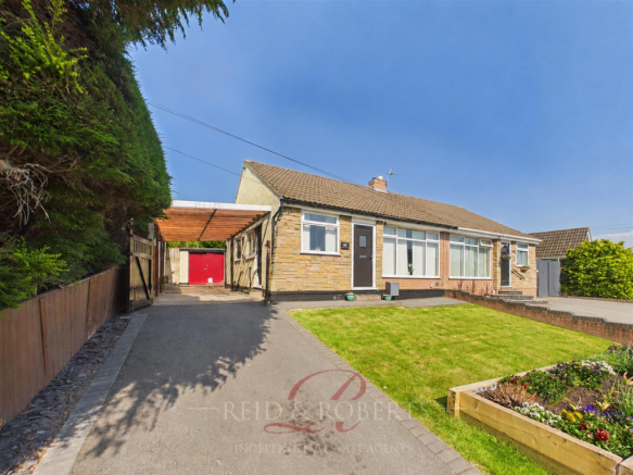 2 bed property, in Oakfield Road, £190,000