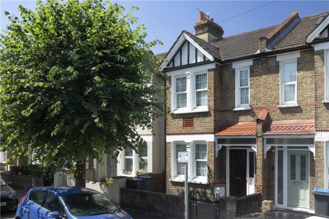 2 bed property, in Aston Road, £675,000