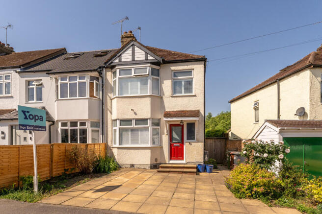 3 bed property, in Laurel Avenue, £575,000