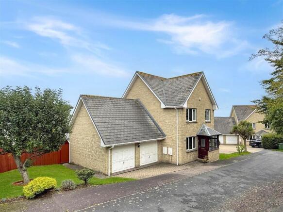 4 bed property, in Spring Close, £450,000