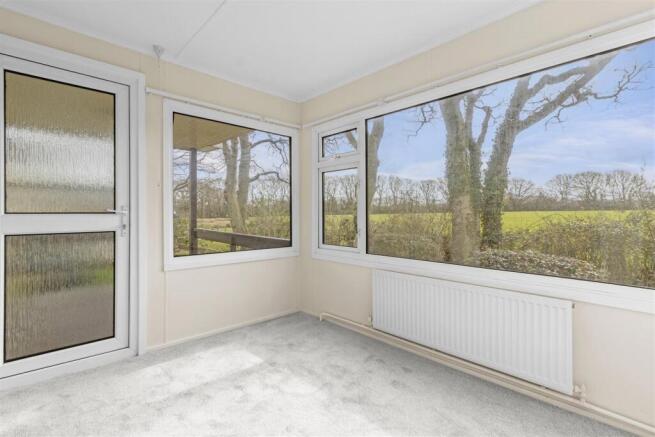 2 bed property, in Forest Way, £145,000