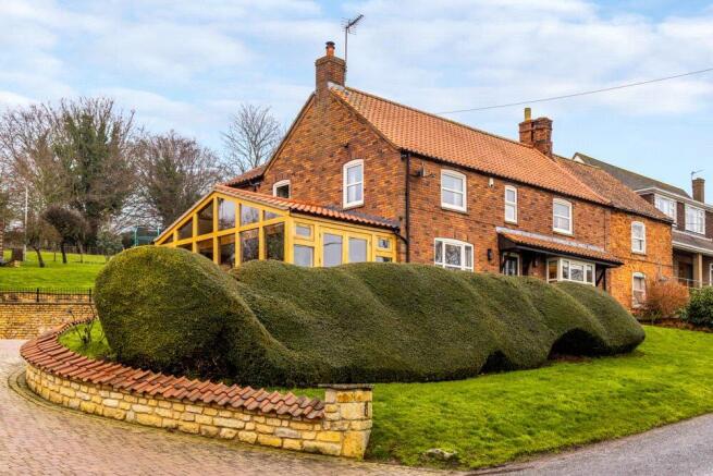 4 bed property, in Hill Rise, £670,000