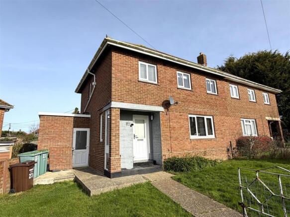 3 bed property, in Meadow Road, £270,000