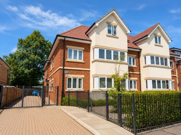 2 bed property, in Roe Green Lane, £300,000