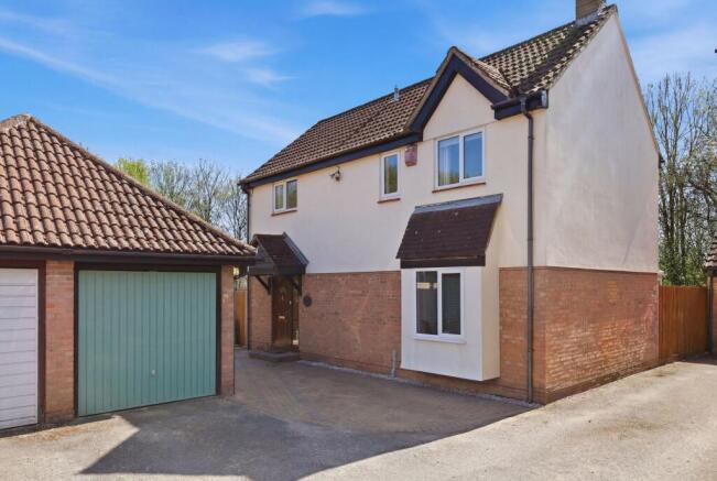 4 bed property, in Chalkdown, £450,000